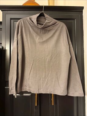 Lululemon principal dancer Lightweight Taupe gray Funnel Neck top size unknown